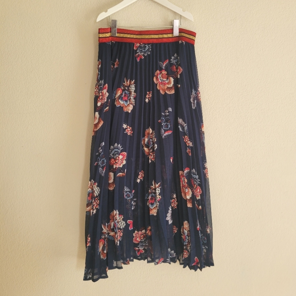 Pleated midi skirt